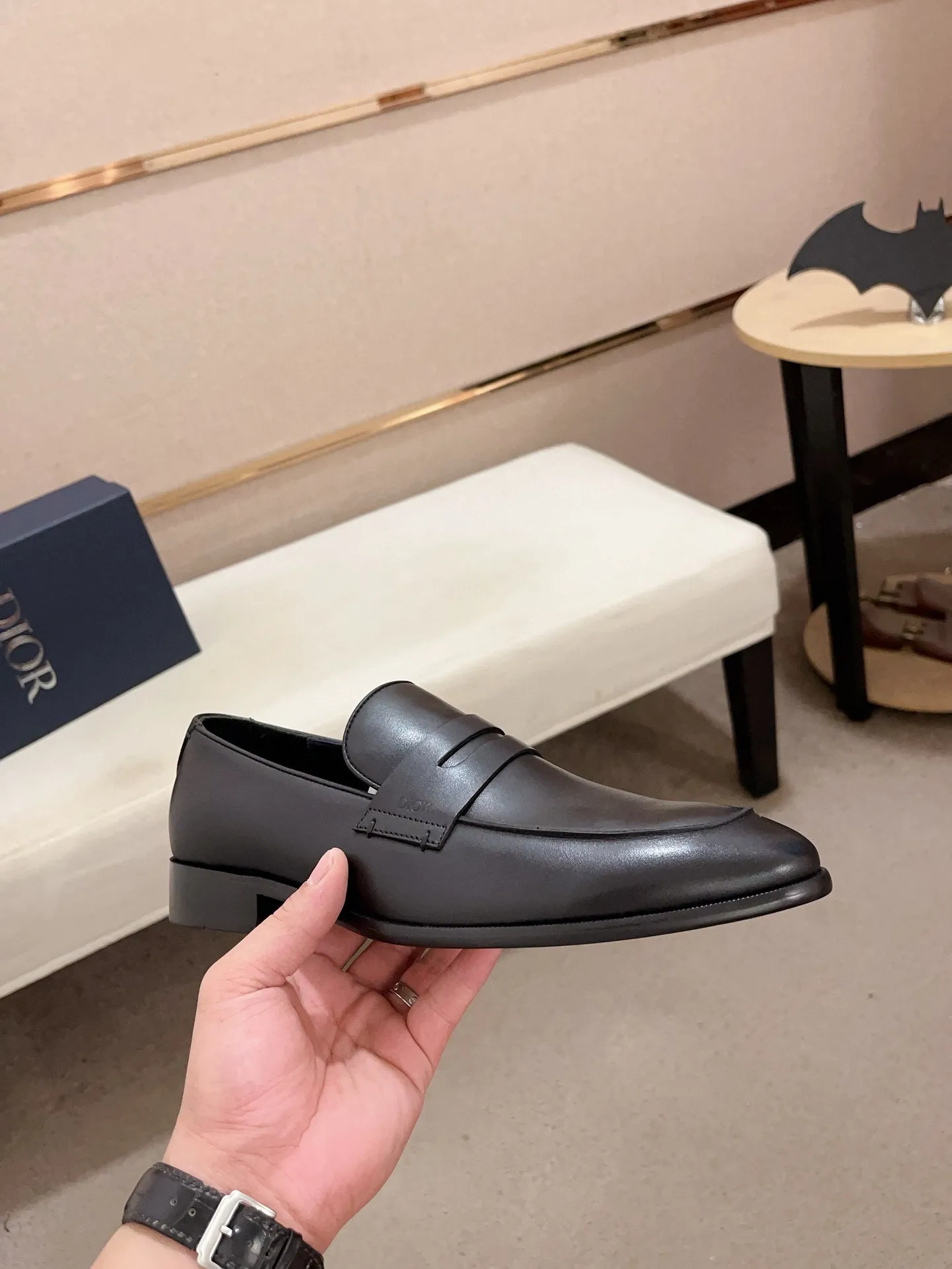 Men's shoes 💰: 540💰 High-end version of Dior Dior's new series. Famous actors and Internet celebrities wear super popular designs. The sculptures of French artist Niki de Saint Phalle are designed as rings. Material: Fabric: Imported original material. Foot: cowhide. Outsole: Rubber outsole. Men's shoe size: 38~44. Can be customized to size 45.